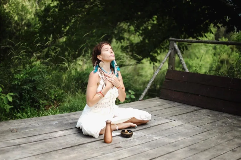 Özde Çolakoğlu meditating in the forest